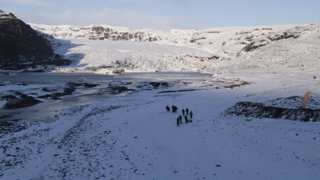 Antena-De-Expedición-De-Senderismo-En-Lo-Alto-De-Montañas-Glaciares-Con-Nieve,-Islandia
