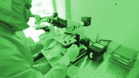 Wissenschaftler,-Der-Ein-Mikroskop-In-Einem-Gefährlichen-Labor-Benutzt,-Zeitlupe,-Nahaufnahme