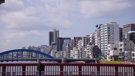 Sumida-Brücke-Und-Skyline-Der-Stadt-Tokio-Am-Frühlingstag