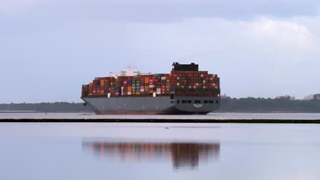 Großes-Containerschiff-Auf-Der-ICW,-Das-Mit-Voller-Ladung-Zwischen-Fort-Fisher,-North-Carolina-Und-Southport,-North-Carolina-Fährt