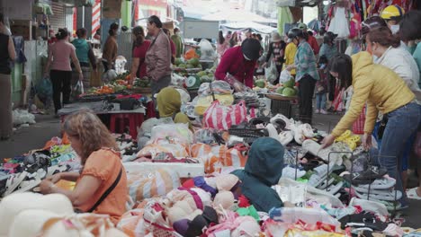 Lokale-Händler-Und-Traditionelle-Stände-Verkaufen-Textilien-Und-Kleidung-Auf-Dem-Geschäftigen-Und-Farbenfrohen-Con-Markt-In-Danang,-Vietnam-In-Asien