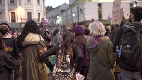Eine-Gruppe-Von-Frauen-Steht-Und-Wartet-Auf-Den-Beginn-Des-Marsches-Während-Des-Internationalen-Frauentags-In-Quito,-Ecuador.-Sie-Tragen-Wegen-Covid-19-Masken