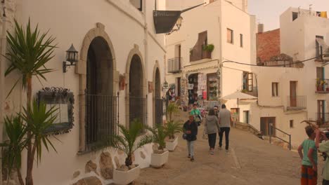 Turistas-Caminando-Por-La-Histórica-Calle-De-Peñíscola-Durante-El-Día-En-Castellón,-España
