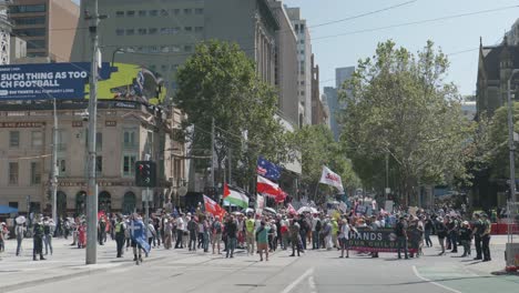 Demonstranten-Versammeln-Sich-In-Melbourne,-Australien,-Stoppen-Den-Verkehr-Auf-Den-Straßen-Der-Stadt-Und-Halten-Am-Bahnhof-Flinders-Street-An