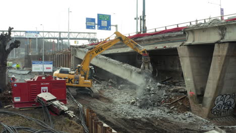 Abbruchmaschine-Demontage-Eingestürzter-Autobahnbrückenblock-Aus-Beton
