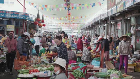 Lokale-Händler-Und-Traditionelle-Stände-Verkaufen-Frisches-Obst-Und-Gemüse,-Textilien-Und-Kleidung-Auf-Dem-Geschäftigen-Und-Farbenfrohen-Con-Market-In-Danang,-Vietnam