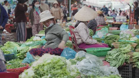Local-vendors-and-traditional-stalls-sell-fresh-foods,-fruits,-vegetables,-and-textiles-at-busy-and-colorful-Con-Market-in-Danang,-Vietnam