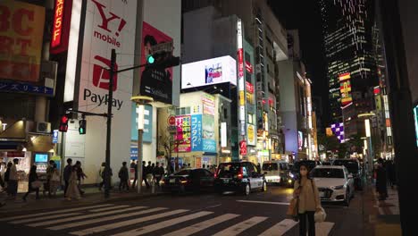 Centro-De-Shibuya-En-Tokio,-Toma-Panorámica-En-La-Noche-4k