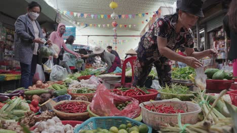 Lokale-Händler-Und-Traditionelle-Stände-Verkaufen-Frisches-Obst-Und-Gemüse,-Textilien-Und-Kleidung-Auf-Dem-Berühmten,-Geschäftigen-Und-Farbenfrohen-Con-Markt-In-Danang,-Vietnam-In-Asien
