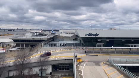 Zeitlupenaufnahme-Des-JFK-Flughafens-Terminal-3-An-Einem-Bewölkten-Tag