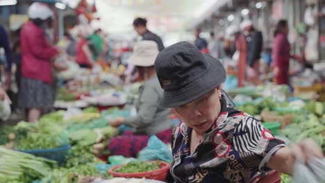 Local-vendors-sells-fresh-fruits-and-vegetables,-at-busy-and-colorful-Con-Market-in-Danang,-Vietnam-in-Asia