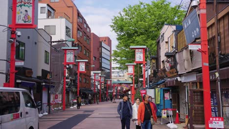 Straßen-Von-Asakusa-In-Tokio-An-Einem-Klaren,-Sonnigen-Frühlingstag