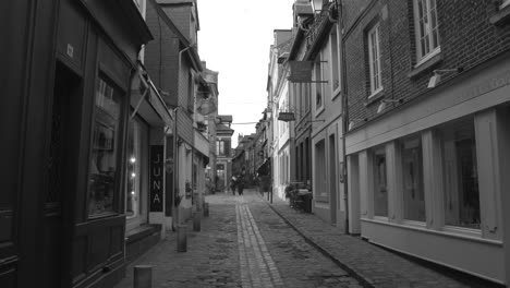 Vintage-Blick-Auf-Gepflasterte-Straßen-In-Der-Alten-Stadt-Honfleur,-Frankreich
