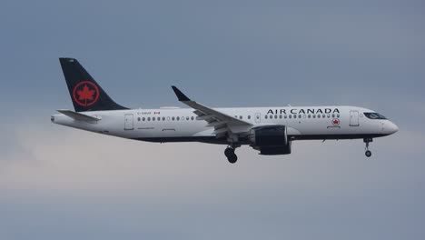 Un-Airbus-A321neo-De-Air-Canada-Descendiendo-Para-Aterrizar