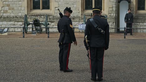 Oficiales-De-La-Guardia-Inglesa-Con-Rifles-Inspeccionando-A-Un-Nuevo-Miembro-En-Uniforme