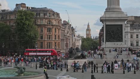 Gente-En-Trafalgar-Square-Con-El-Monumento-A-La-Columna-De-Nelson-Y-Leones-En-Westminster,-En-El-Centro-De-Londres,-Reino-Unido