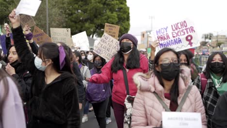 Decenas-De-Mujeres-Marchan-Mientras-Sostienen-Carteles-Con-Mensajes-De-Protesta-Durante-El-Día-Internacional-De-La-Mujer-En-Quito,-Ecuador.