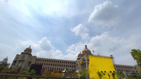 Ein-Establishment-Foto-Des-Majestätischen-Versammlungsgebäudes-Von-Karnataka