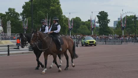 Oficiales-De-La-Policía-Metropolitana-A-Caballo-Deambulando-Por-El-Palacio-De-Buckingham-En-Londres,-Reino-Unido
