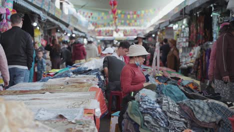 Lokale-Händler-Und-Traditionelle-Stände-Verkaufen-Textilien-Und-Kleidung-Auf-Dem-Geschäftigen-Und-Farbenfrohen-Con-Market-In-Danang,-Vietnam
