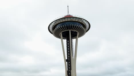 Rotiert-Unter-Der-Weltraumnadel-Und-Schaut-In-Die-Wolken-In-Seattle