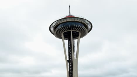 Girando-Debajo-De-La-Aguja-Espacial-Mirando-Hacia-Las-Nubes-En-Seattle