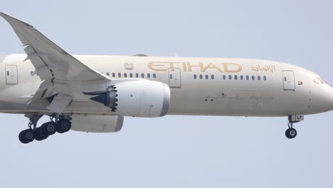 Nahaufnahme-Des-Ethiad-Boeing-787-Dreamliner-Im-Flug