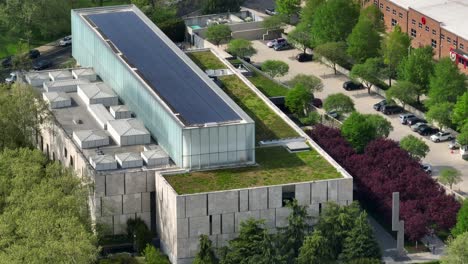 Zoom-Aéreo-Largo-De-Paneles-Solares-Y-Techo-Verde-En-El-Museo-De-Arte-De-Filadelfia