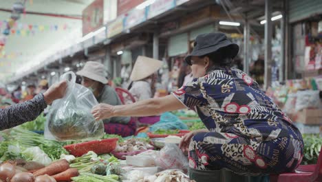 Lokale-Händler-Und-Traditionelle-Stände-Verkaufen-Frische-Lebensmittel,-Obst,-Gemüse-Und-Kleidung-Auf-Dem-Geschäftigen-Und-Farbenfrohen-Con-Market-In-Danang,-Vietnam