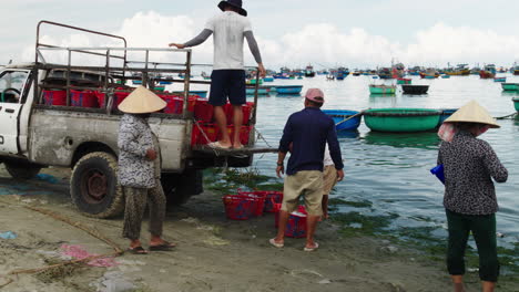 La-Playa-De-Mui-Ne-Está-Repleta-De-Pescadores-Y-Mujeres-Cargando-Sus-Capturas-Para-Su-Transporte.