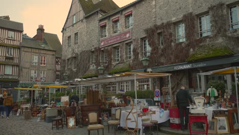 Gente-En-El-Mercado-Vintage-Con-Baratijas-En-El-Casco-Antiguo-De-Honfleur,-Francia