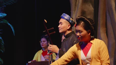 Músicos-Vietnamitas-Interpretando-Y-Tocando-Instrumentos-En-El-Escenario-Del-Teatro-De-Marionetas-De-Agua-Thang-Long-En-Hanoi,-Vietnam