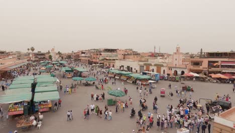 Looking-down-on-the-market-at-Jemaa-el-Fna-in-Marrakesh,-Morocco
