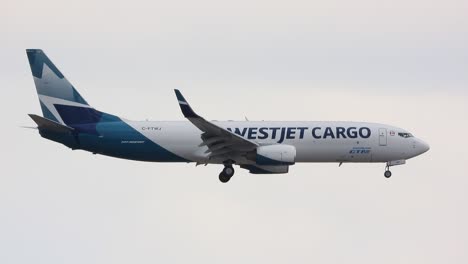 Líneas-Aéreas-De-Carga-Westjet-Llegando-A-Un-Aeropuerto