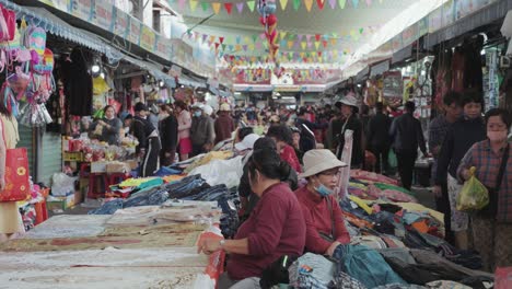 Lokale-Anbieter-Und-Traditionelle-Stände-Verkaufen-Textilien-Und-Kleidung-Auf-Dem-Geschäftigen-Und-Farbenfrohen-Con-Markt-In-Danang,-Vietnam-In-Asien