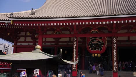 Sensoji-Tempel-An-Einem-Sonnigen-Tag,-Touristen-Besuchen-Historischen-Tempel-In-Tokio