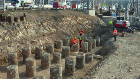 Bauarbeiter-überprüfen-Kreisförmige-Betonblöcke-Bei-Ausgrabungen-Am-Straßenrand