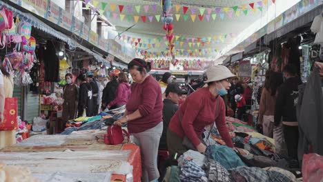 Lokale-Händler-Verkaufen-Textilien-Und-Kleidung-Auf-Dem-Geschäftigen-Und-Farbenfrohen-Con-Markt-In-Danang,-Vietnam-In-Asien