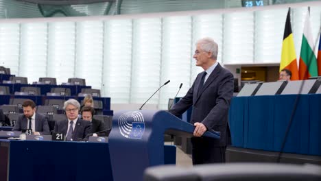 Discurso-Representativo-Dentro-Del-Parlamento-Europeo-En-Estrasburgo,-Francia---Primer-Plano