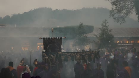 Szene-Des-Traditionellen-Heiligen-Donnerstags-Semana-Santa-Während-Prozessionen-In-Antigua,-Guatemala,-Zentralamerika