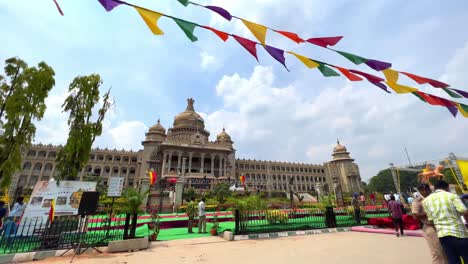 Eine-Aufnahme-Des-Karnataka-Gesetzgebungsgebäudes-In-Bangalore.-Es-Gilt-Als-Das-Größte-Gesetzgebungsgebäude-In-Indien