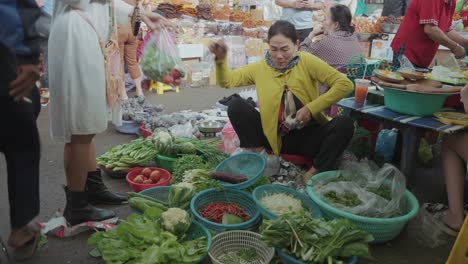 Local-vendors-and-stalls-selling-foods,-fruits,-and-vegetables,-at-busy-and-colorful-Con-Market-in-Danang,-Vietnam