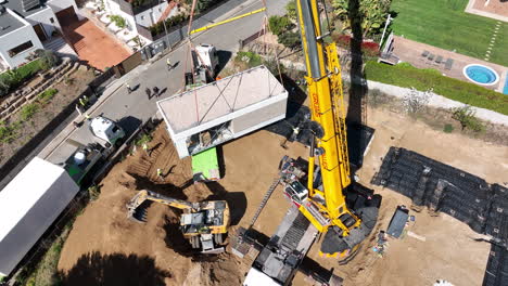 Bloque-De-Casa-Modular-De-Elevación-De-Grúa-Industrial,-Vista-Aérea