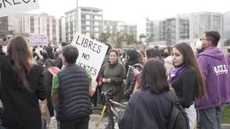 Las-Mujeres-Se-Preparan-Para-Marchar-Durante-El-Día-Internacional-De-La-Mujer-En-Quito,-Ecuador.