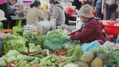 Lokaler-Händler-Und-Traditioneller-Stand,-Der-Frisches-Obst-Und-Gemüse-Verkauft,-Auf-Dem-Geschäftigen-Und-Farbenfrohen-Con-Markt-In-Danang,-Vietnam