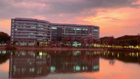 Eine-Aufnahme,-Die-Den-Orangefarbenen-Himmel-Und-Ein-Hell-Erleuchtetes-Bürogebäude-In-Bangalore-Einfängt