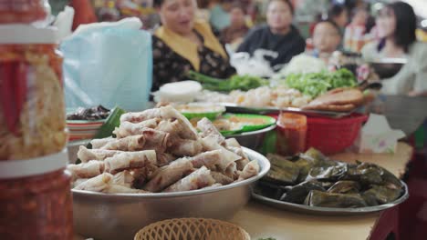Vendedores-Locales-Y-Puestos-Tradicionales-De-Venta-De-Alimentos,-Frutas-Y-Verduras,-En-El-Concurrido-Y-Colorido-Mercado-De-Estafas-En-Danang,-Vietnam