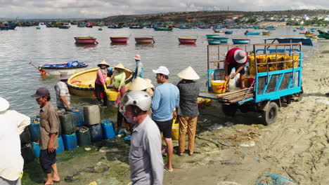 En-La-Playa-De-Mui-Ne,-La-Colaboración-Crea-Una-Industria-Pesquera-Sostenible