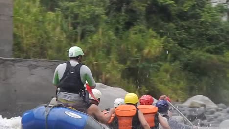 Un-Guía-Lidera-La-Balsa-Con-Un-Grupo-De-Turistas-En-Baños,-Ecuador