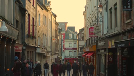 Menschen-Auf-Den-Belebten-Straßen-Im-Historischen-Stadtzentrum-Von-Honfleur,-Normandie,-Frankreich